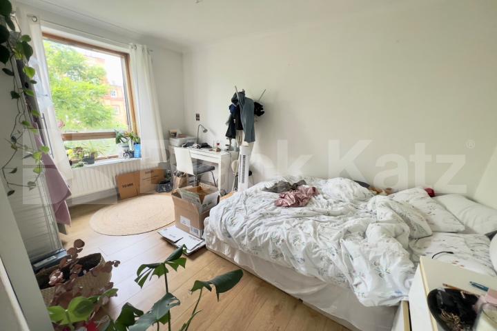 Superbly located & neutrally decorated throughout with wooden floors Brandon Street , Elephant and Castle